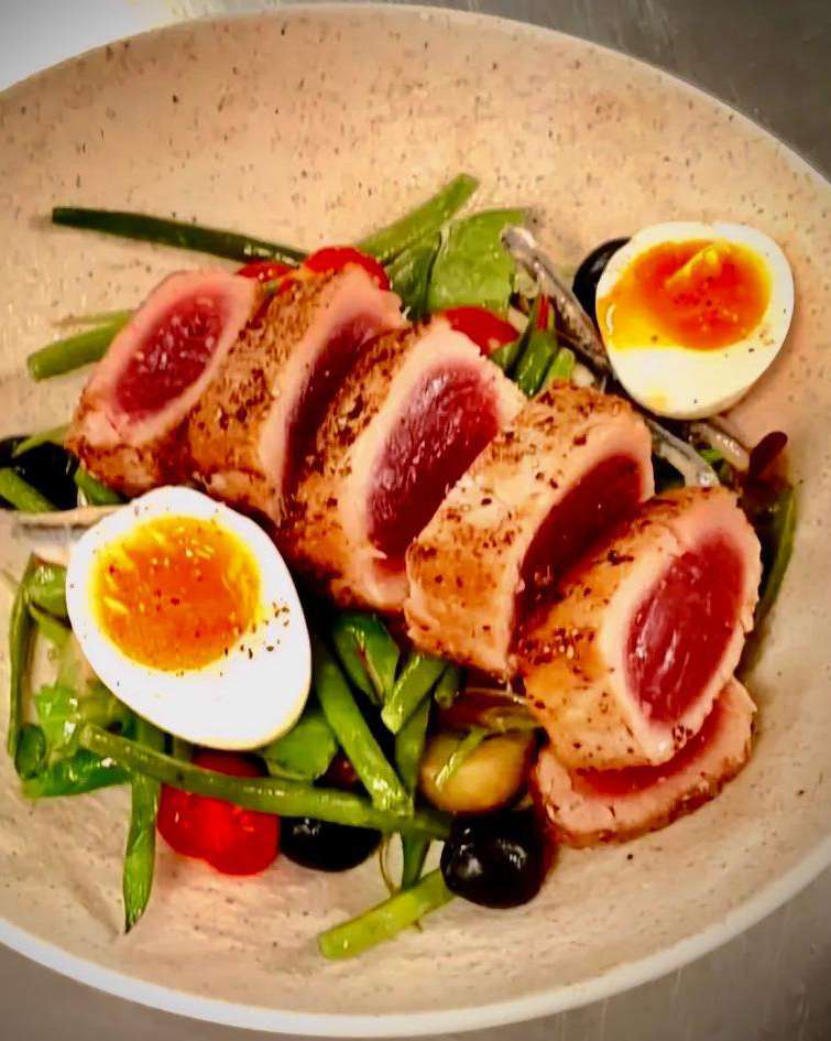 Seared tuna niçoise